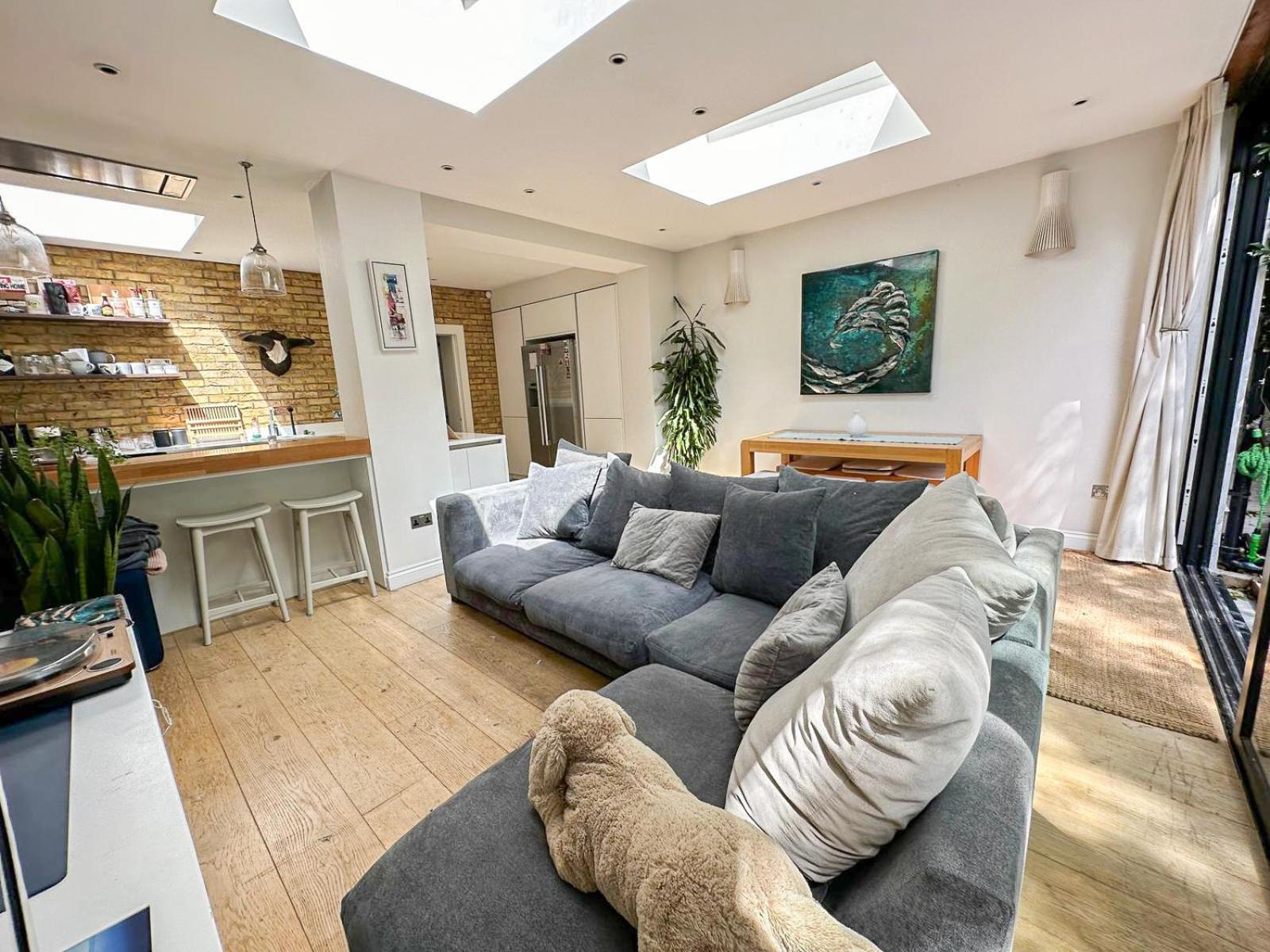 Sleek 2 Bedroom Flat With Private Patio & Firepit In Shepherds Bush, Near Hammersmith Londres